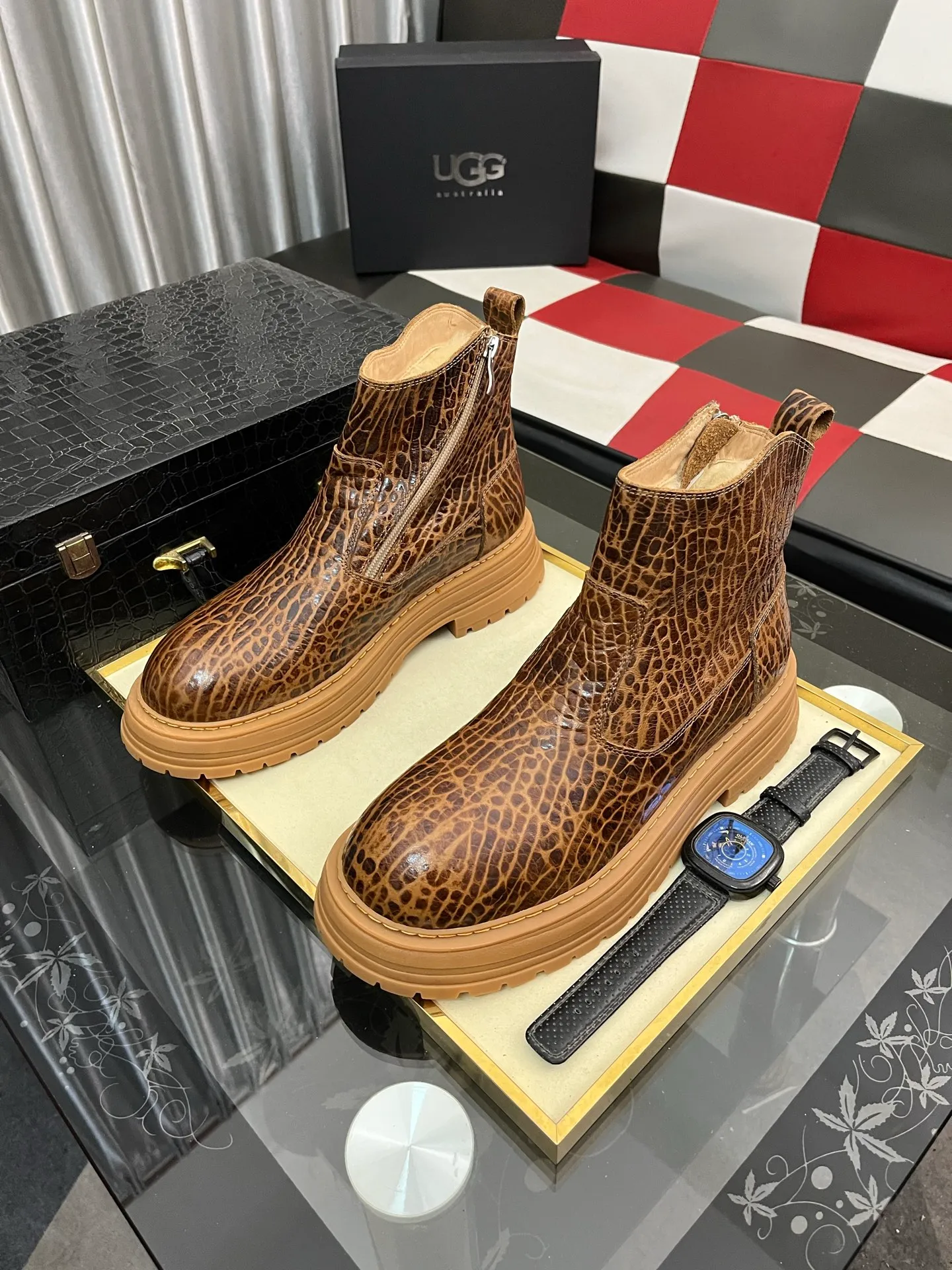 Ex-factory price: 680⌚️⌚️Thick wool imported from Australia Brand: UGG genuine purchasing agent Size: 39-44 (45 customized) Grade: Official website 1:1 Material: First layer of genuine leather waterproof and antifreeze upper Real wool lining Original non-slip and wear-resistant outsole Style category: Men's casual shoes Trendy style Comfortable on the feet Color: Official website color synchronization